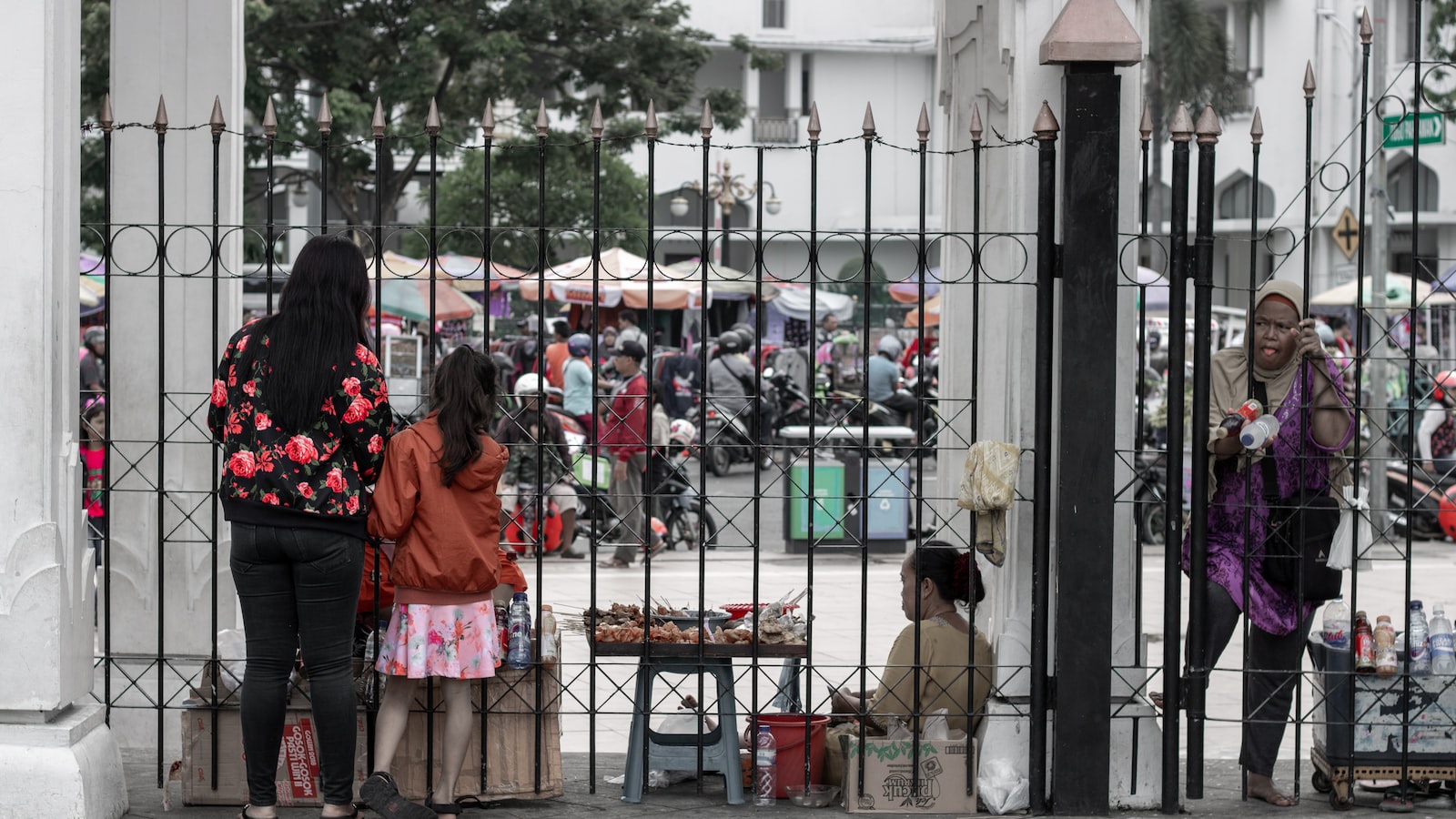 Keanggunan Pahlawan Berkostum: Jejak Kamera di Balik Prestasi Tentara Wanita