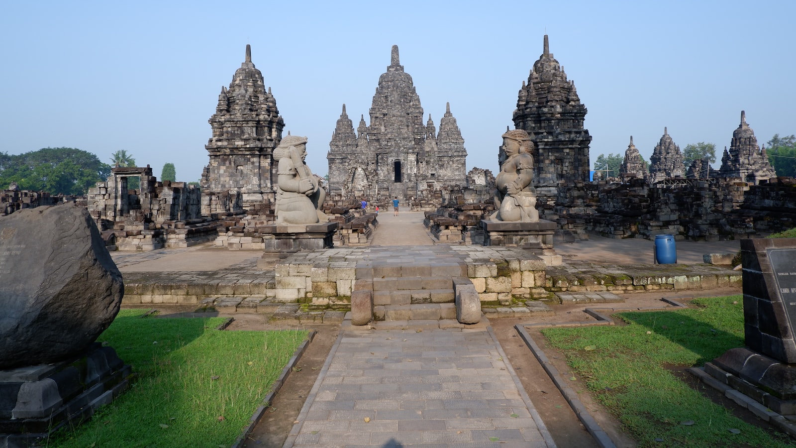 Prambanan ke Eksotisme Pakaian Khas Sumatera Barat